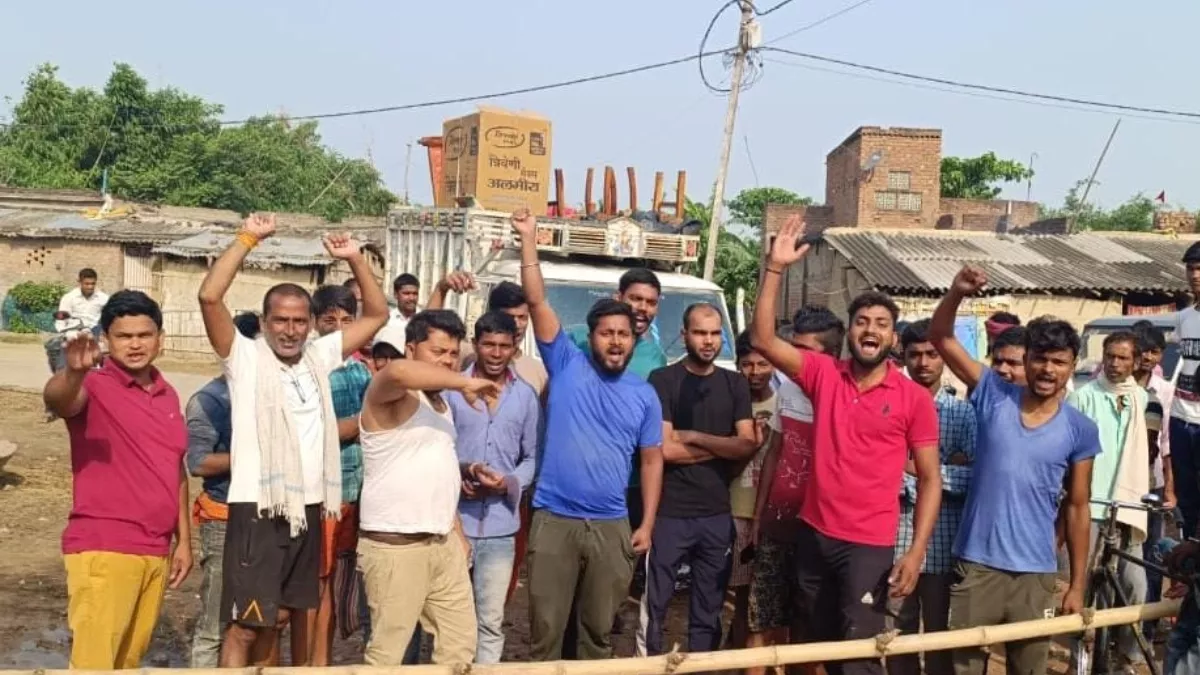 Sheohar: अधूरे सड़क निर्माण को लेकर ग्रामीणों का भड़का आक्रोश, तीन घंटे तक रोड जाम कर किया प्रदर्शन