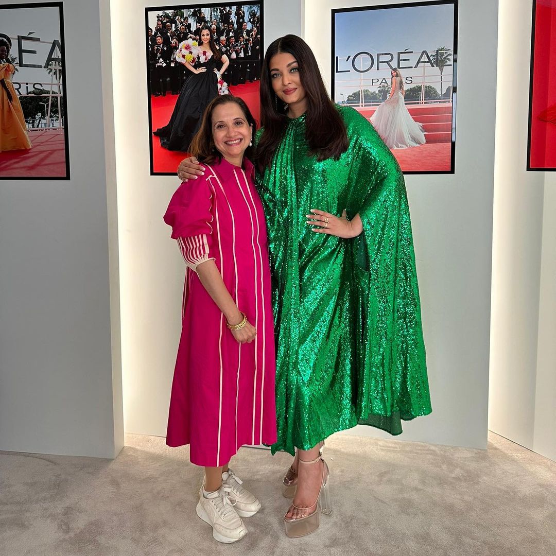 Aishwarya Rai Cannes Look ब्लैक एंड सिल्वर हुडी गाउन पहन रेड कारपेट पर चलीं ऐश्वर्या राय बच्चन