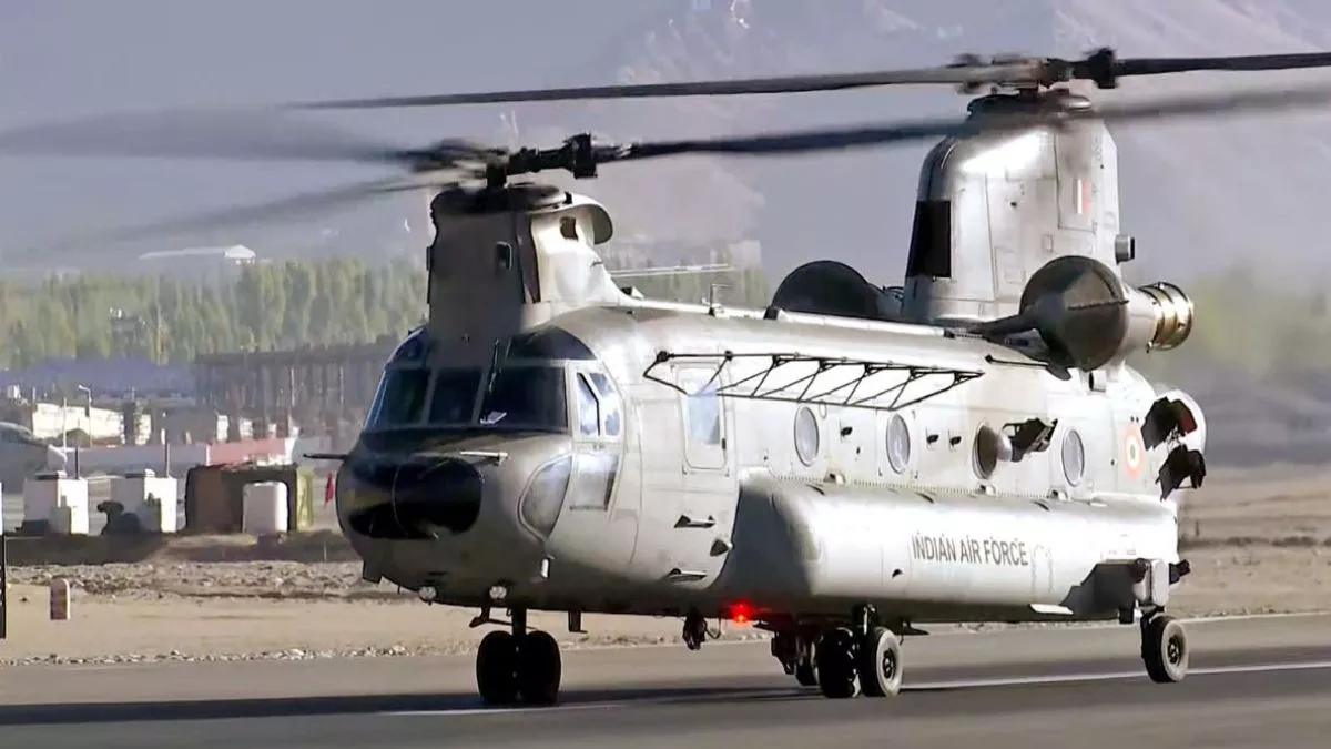 Chinook Helicopter: रक्षा मंत्रालय ने चिनूक हेलिकॉप्टर का मॉडल लापता होने की खबरों को भ्रामक बताया
