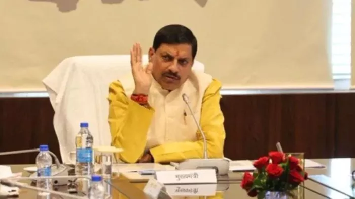 सीएम डॉ. मोहन यादव ने अधिकारियों के साथ बैठक की।