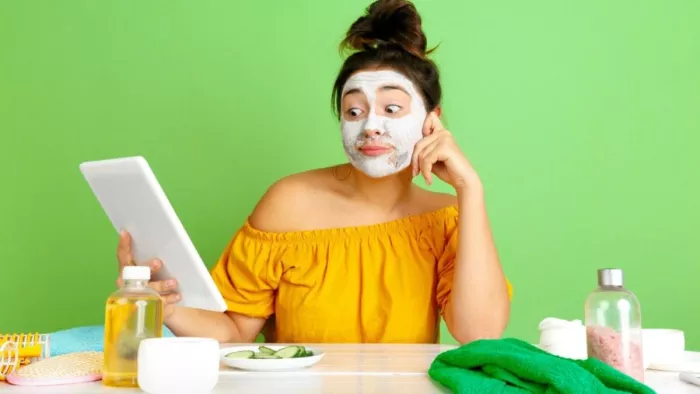 गर्मियों स्किन की ड्राईनेस दूर करने के लिए ट्राई करें ये Hydrating Face Packs (Picture Courtesy: Freepik)