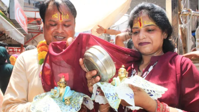 सूर्य के रौद्र रूप से लड्डूगोपाल बचाते मंदिर पहुंच रहे भक्त