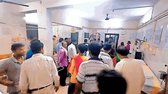 गोरखपुर विश्वविद्यालय के डेलीगेसी में ड्यूटी के दौरान रजिस्ट्रार कानूनगो की मौत के बाद जिला अस्पताल की इमरजेंसी लगी भीड़lजागरण