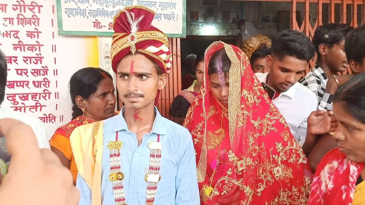 गर्लफ्रेंड के साथ आपत्तिजनक हालत में पकड़ाया ब्वॉयफ्रेंड, गांववालों ने पहले की पिटाई फिर मंदिर में करा दी शादी