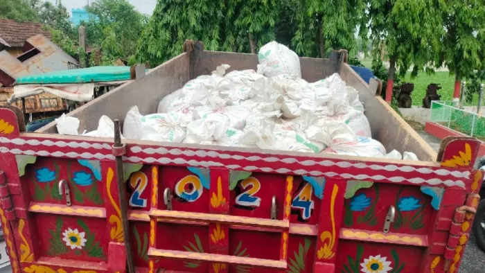 चावल लदे ट्रैक्टर खपाने की चल रही थी तैयारी, अचानक पड़ गई लोगों की नजर; फिर जो हुआ... (फोटो- जागरण)