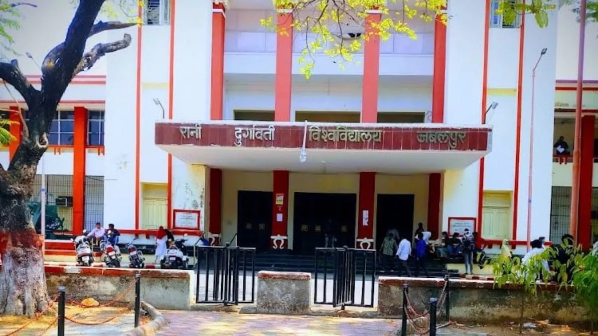 आरडीयू में सबसे बड़ी गड़बड़ीः 12वीं में 85 प्रतिशत अंक लाने वाली छात्राको बीएससी में शून्य अंक 3 Jabalpur: रानी दुर्गावती विश्वविद्यालय के कई छात्रों को मिले '0' नंबर, कुलसचिव ने दिया ये जवाब - Jabalpur Many students of Rani Durgavati University got 0 marks Registrar gave this answer