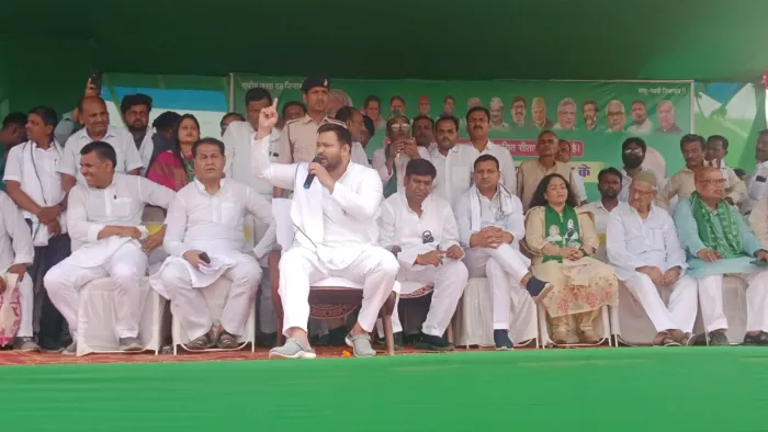 चुनावी सभा में तेजस्वी यादव ने CM नीतीश के लिए जताया सम्मान