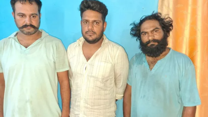 शराब के साथ पकड़े गए तीन तस्कर। (जागरण)