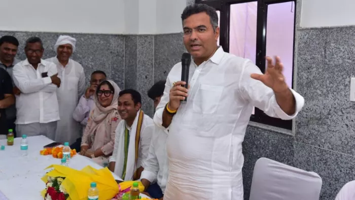 मास्टर प्लान 2041 को जल्द लागू करने की घोषणा करने के दौरान पीडब्ल्यूडी मंत्री प्रवेश साहिब सिंह।