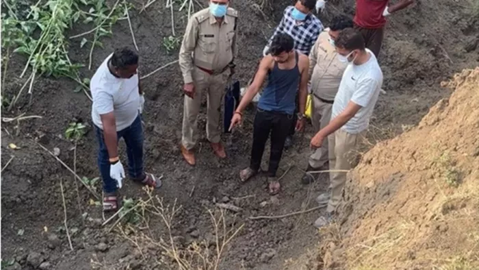 जहां शव दफनाया था उस स्थान को दिखाता आरोपी (फोटो- जेएनएन)
