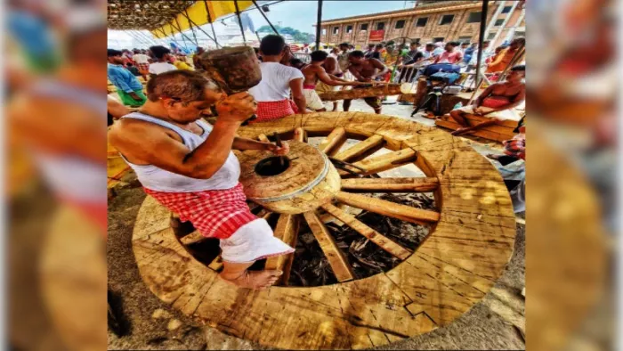 विश्व प्रसिद्ध रथयात्रा के लिए रथ पहिया का निर्माण करते सेवक। (जागरण)