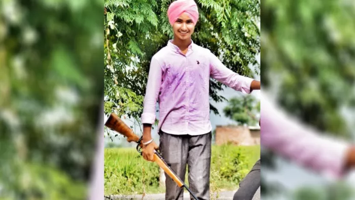 बंदूक लिए खड़ा पाकिस्तानी जासूस देवेंद्र सिंह। फोटो सोर्स- सोशल मीडिया।