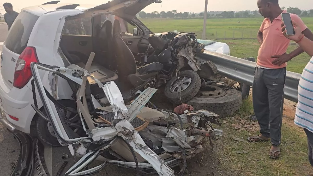 फोर लेन पर दर्दनाक हादसा, सड़क पर खड़ी हाईवा से टकराई कार, बेगूसराय में तैनात लिपिक की हुई मौत