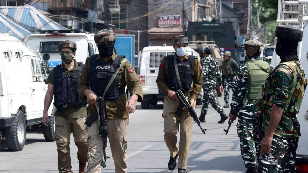 https://www.jagranimages.com/images/newimg/18052025/18_05_2025-police_raid_23940590.jpg