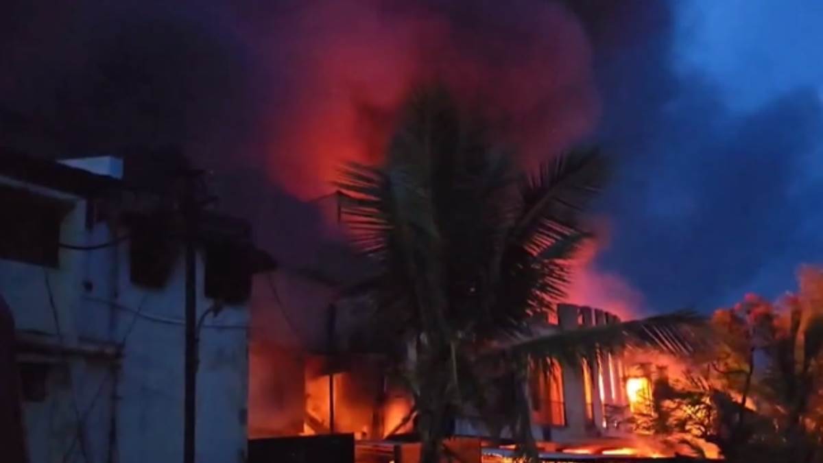 https://www.jagranimages.com/images/newimg/18052025/18_05_2025-solapur_fire_23940358.jpg