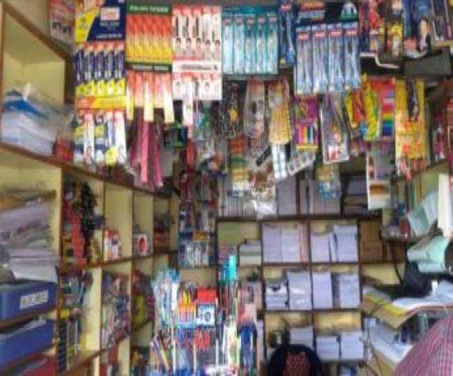 वाराणसी में स्टेशनरी व्यापार को लगा तगड़ा झटका, पिछले साल का माल भी अब