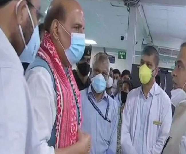 डीआरडीओ अस्पताल का निरीक्षण करते हुए रक्षा मंत्री राजनाथ सिंह