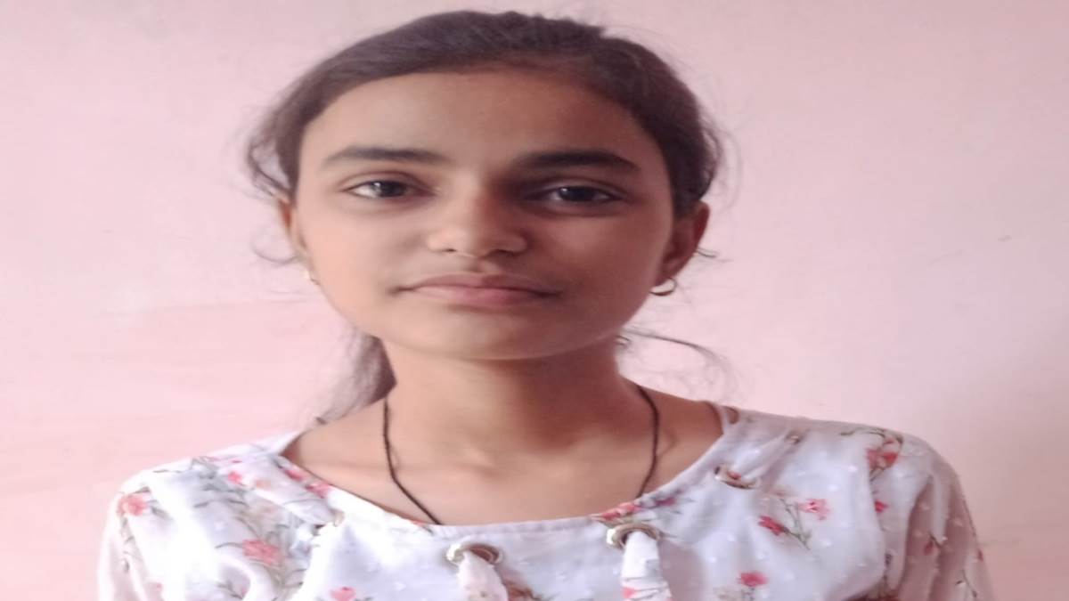 prayagraj up board 10th topper list astha singh fourth topper of up board 10th in state said she will improve future of children by becoming teacher