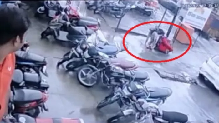 30 मिनट की वर्षा ने सड़क और नालों को पानी से लबालब कर दिया।