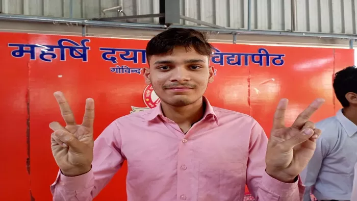 महर्षि दयानंद विद्यापीठ इंटर कॉलेज के छात्र विकास ने किया जिला टॉप।