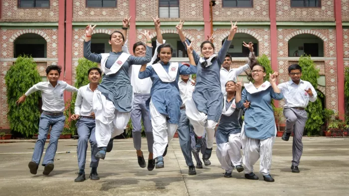 गोविंदपुरम स्थित महर्षि दयानंद विद्यापीठ में यूपी बोर्ड हाईस्कूल का रिजल्ट देखने के बाद खुशी जताते विद्यार्थी।