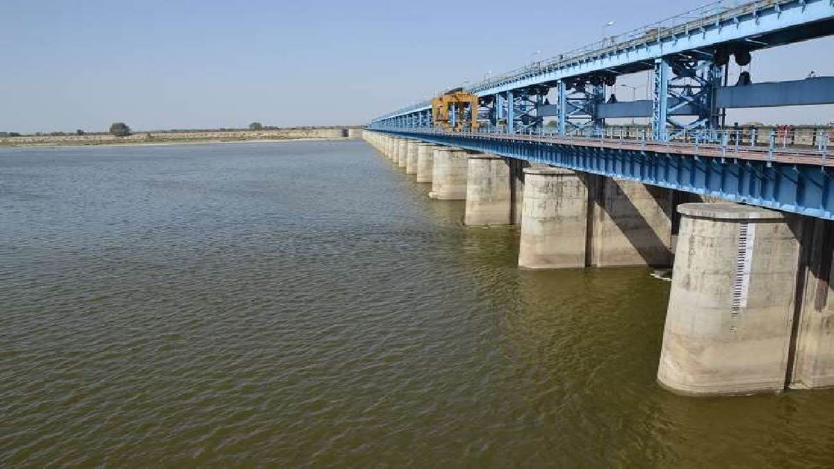 water crisis in front of 10 lakh people and due to poor construction barrage plant verge of closure