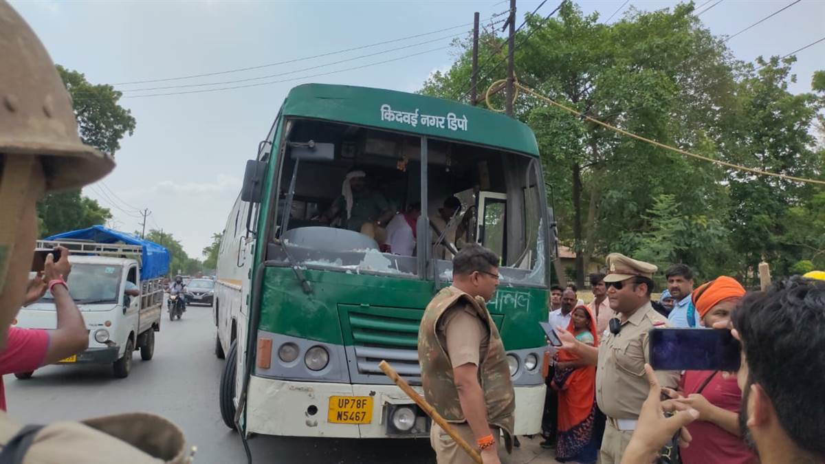 protest against agnipath protesters pelted stones around vikas bhawan including mirzapur railway station