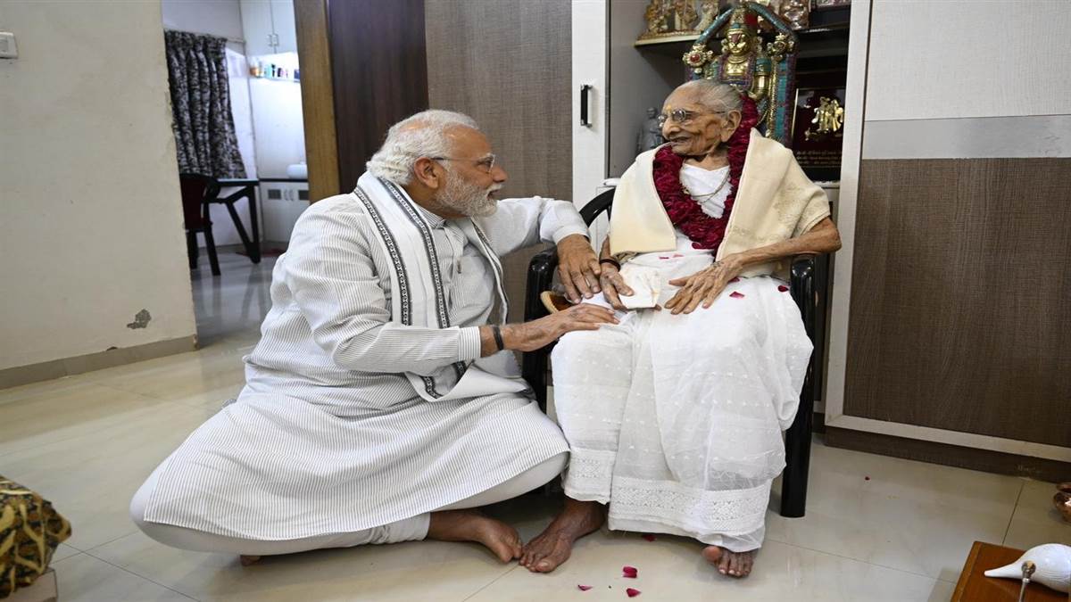 PM Modi Mother Birthday: पीएम मोदी ने मां हीराबेन के 100वें जन्मदिन पर लिखा भावुक ब्लाग, लाल चौक पर झंडा फहराने की घटना को किया याद - PM Narendra Modi wrote a