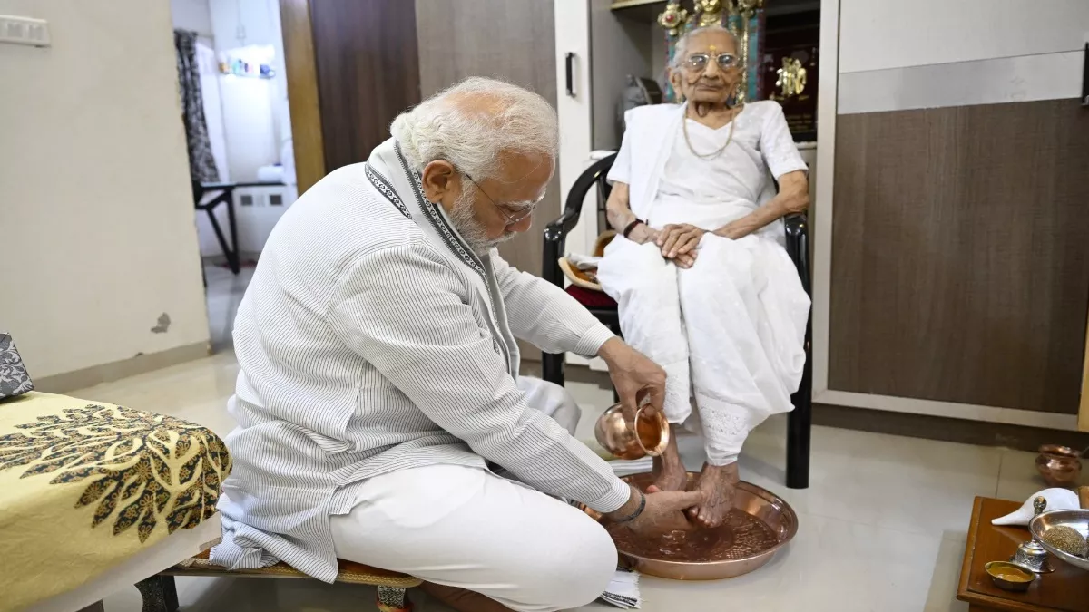 प्रधानमंत्री नरेन्‍द्र मोदी ने शनिवार को अपनी मां के 100वें जन्मदिन के मौके उनको समर्पित एक ब्लाग लिखा।
