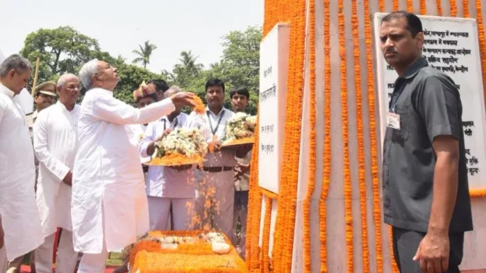 हाय रे गर्मी! CM नीतीश कुमार भी तपिश-उमस से हुए परेशान, मुस्कुराहट से टाल गए मीडिया के सारे सवाल