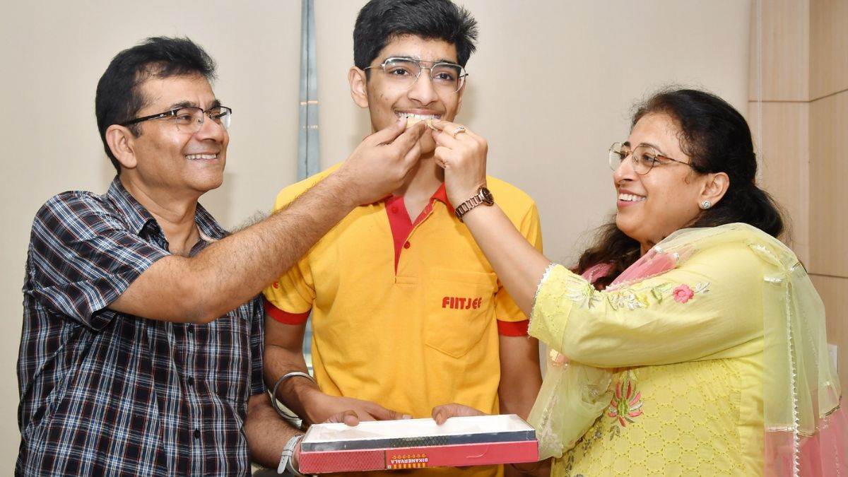 https://www.jagranimages.com/images/newimg/18062023/18_06_2023-jee_advanced_rishi_kalra_23445090.jpg