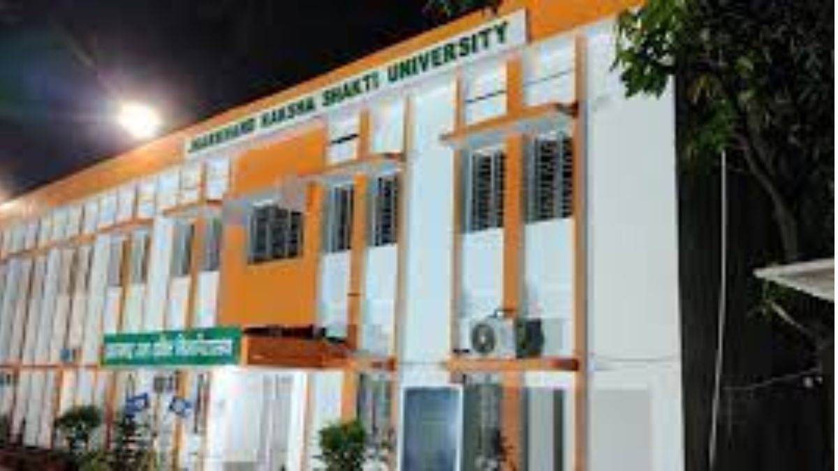 registrar and vice chancellor of jharkhand raksha shakti university made serious allegations against each other regarding scam