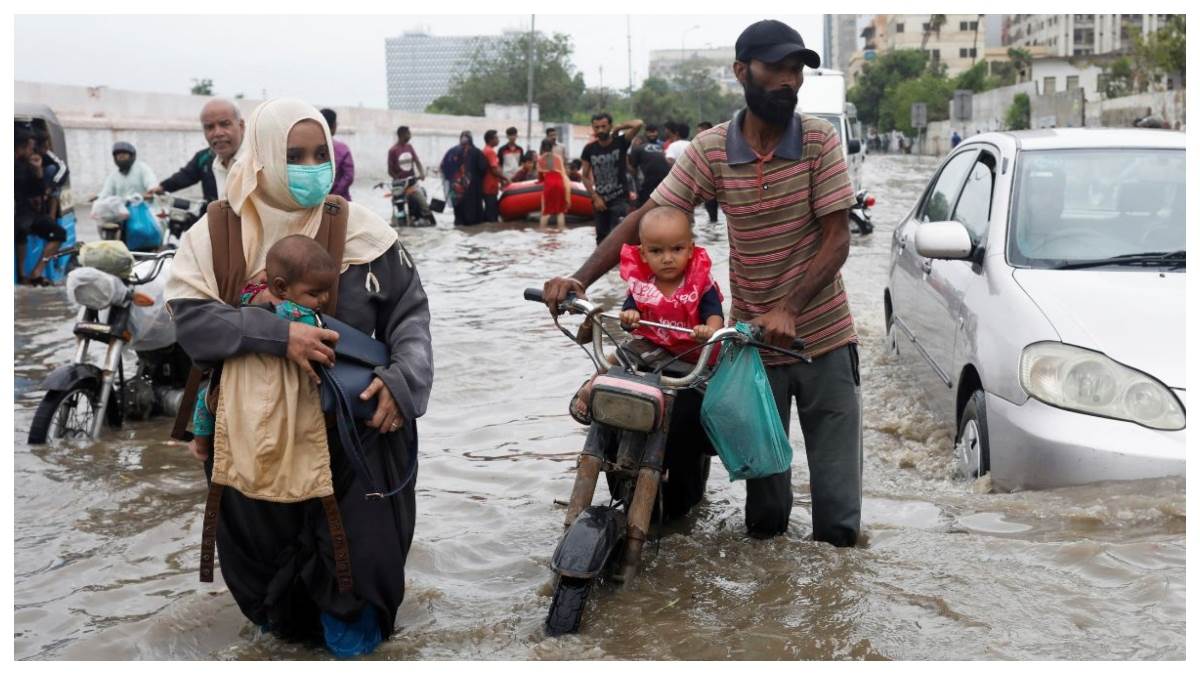 https://www.jagranimages.com/images/newimg/18062023/18_06_2023-rain_in_pakistan_23444923.jpg