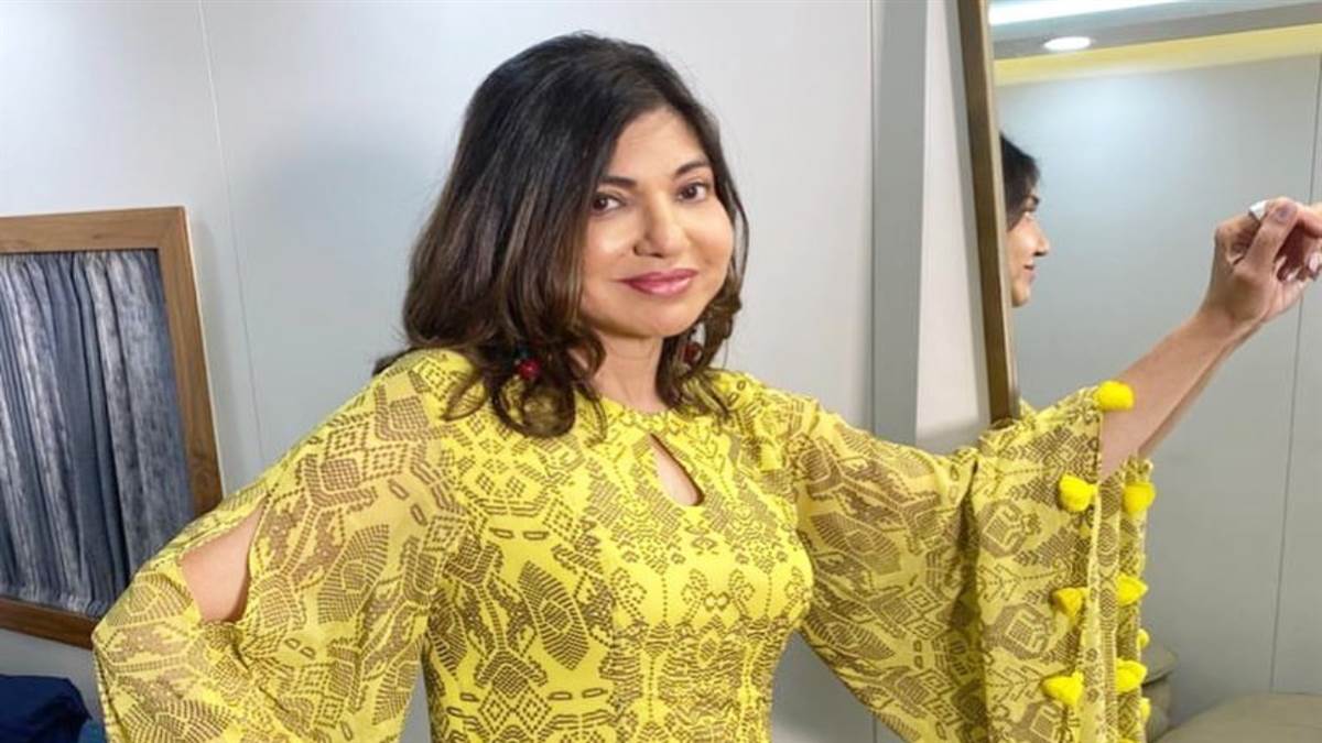 खतरनाक बीमारी का शिकार हुईं Alka Yagnik, अचानक सुनाई देना हुआ बंद, बोलीं-  'फ्लाइट से बाहर निकली और...' - Singer Alka Yagnik diagnosed with rare  sensory neural nerve hearing loss, Sonu Nigam