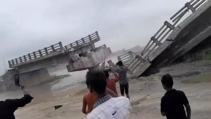 Bihar Bridge Collapse: पुल के ध्वस्त होने के दौरान स्थानीय लोगों ने घटना का वीडियो बना लिया।