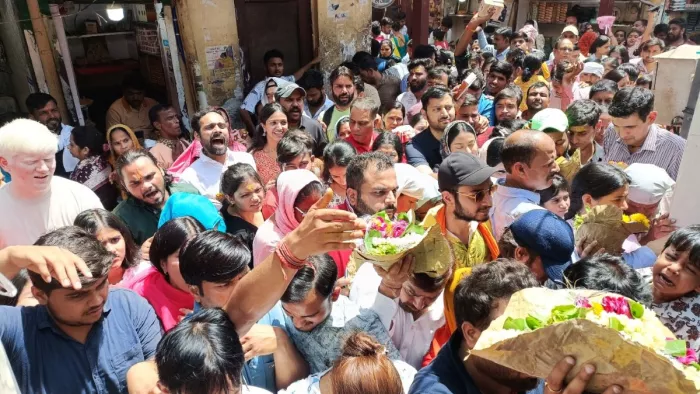 Banke Bihari Mandir: बांकेबिहारी मंदिर में पहुंचे भक्त। फाइल फोटो।