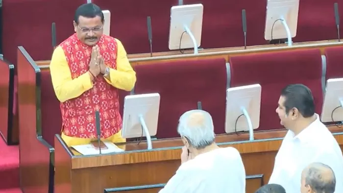 कांटाबांजी से भाजपा विधायक नवीन पटनायक का अभिवादन करते हुए।
