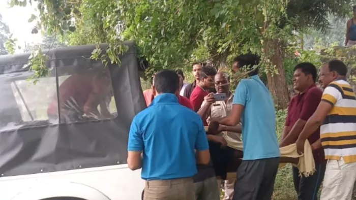 जवान के शव को ले जाते हुए पुलिसकर्मी