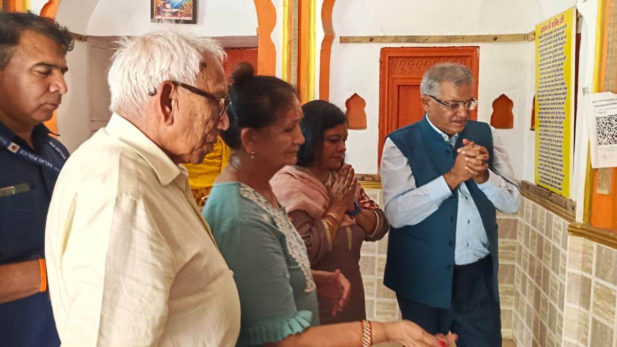 https://www.jagranimages.com/images/newimg/18062024/18_06_2024-election_commissioner_gyanesh_kumar_visiting_sambhal_kalki_temple__23741573.jpg