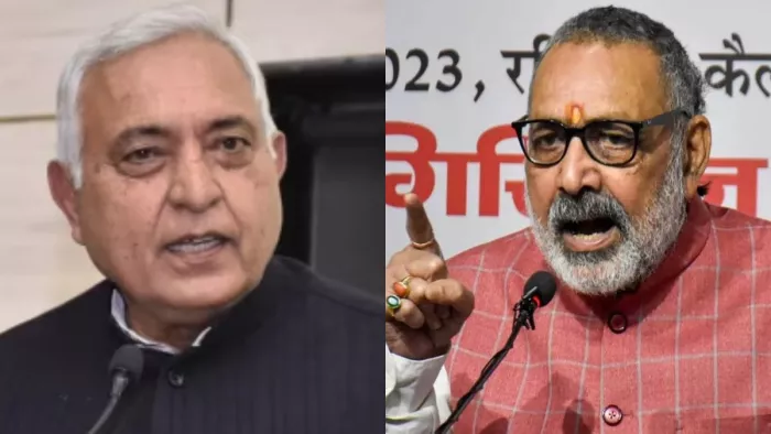 जदयू सांसद देवेश चंद्र ठाकुर और केंद्रीय कपड़ा मंत्री गिरिराज सिंह। (फाइल फोटो)