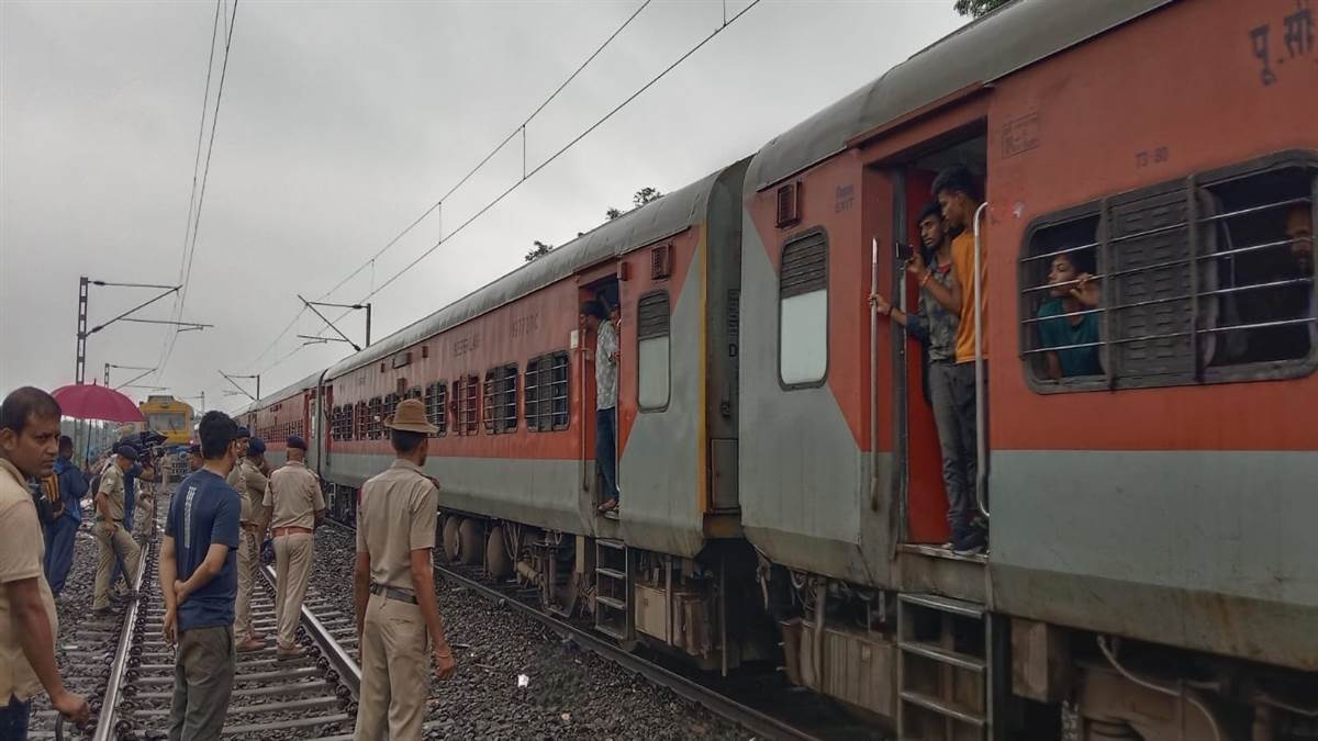 https://www.jagranimages.com/images/newimg/18062024/18_06_2024-kanchanjunga_express_1_23741929.jpeg_23741929.jpg