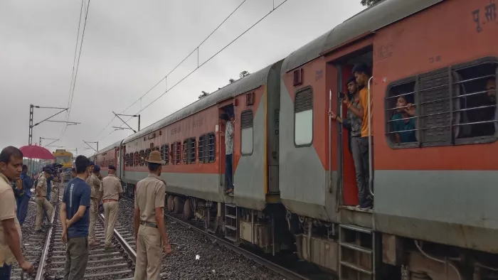 रेलवे के विशेषज्ञों ने माना कि नियमों की अनदेखी की वजह से एक्सीडेंट हुआ।