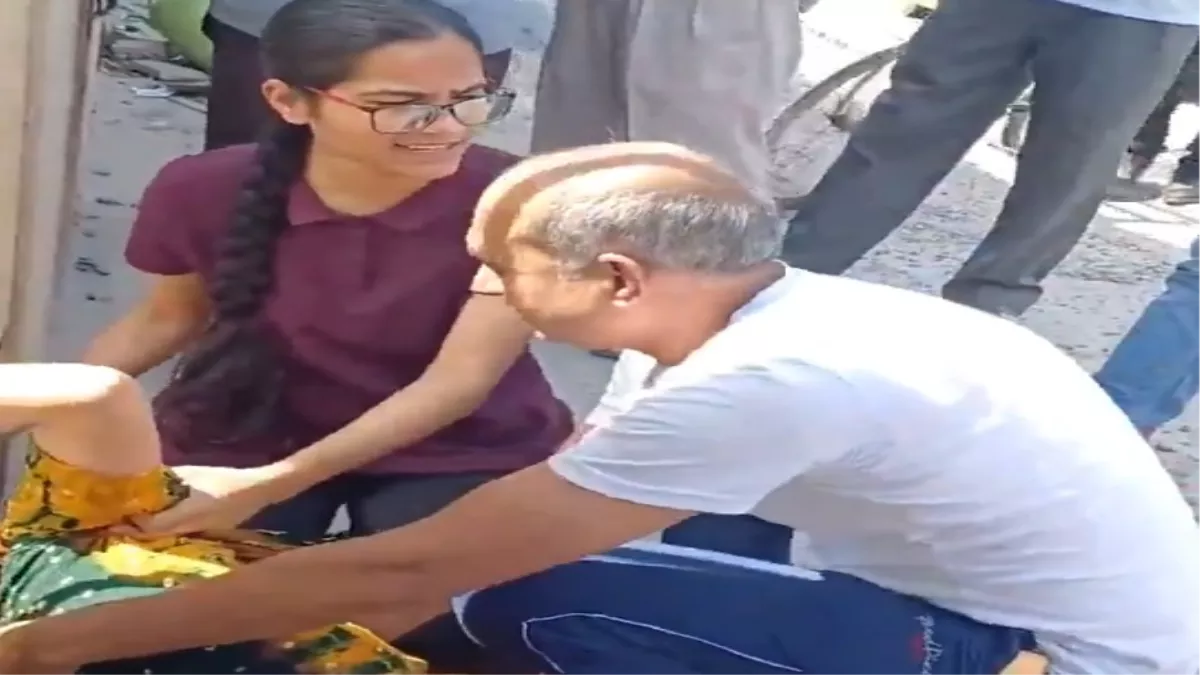 UPSC की परीक्षा देने गई युवती को देरी होने पर केंद्र में नहीं मिला प्रवेश, मां हुई बेहोश; VIDEO वायरल