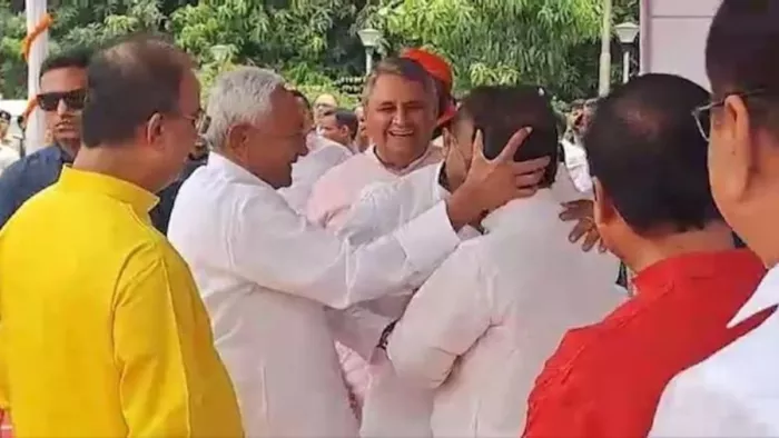 नीतीश ने अपने तीन मंत्रियों का ललाट मिलन कराया। (फोटो- सोशल मीडिया)