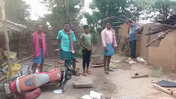 बरगढ़ में हाथियों की मचाई तबाही दिखाते रहवासी।