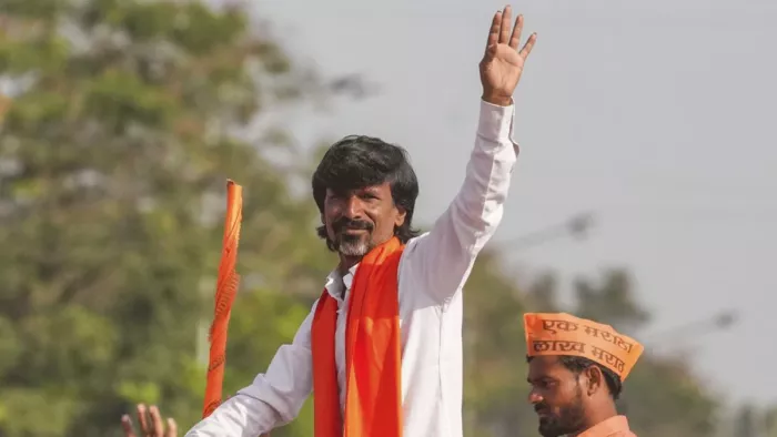 महाराष्ट्र में मराठा और ओबीसी आरक्षण आंदोलनकारियों के बीच तकरार शुरू हो गई है।