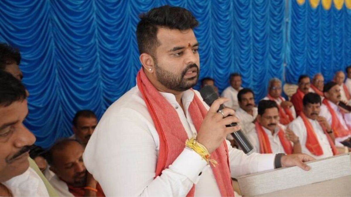 https://www.jagranimages.com/images/newimg/18062024/18_06_2024-prajwal_revanna_1_23741755.jpg