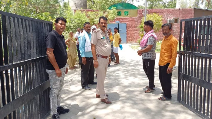 पोस्टमॉर्टम हाउस पर पहुंचे परिजन और पुलिस।