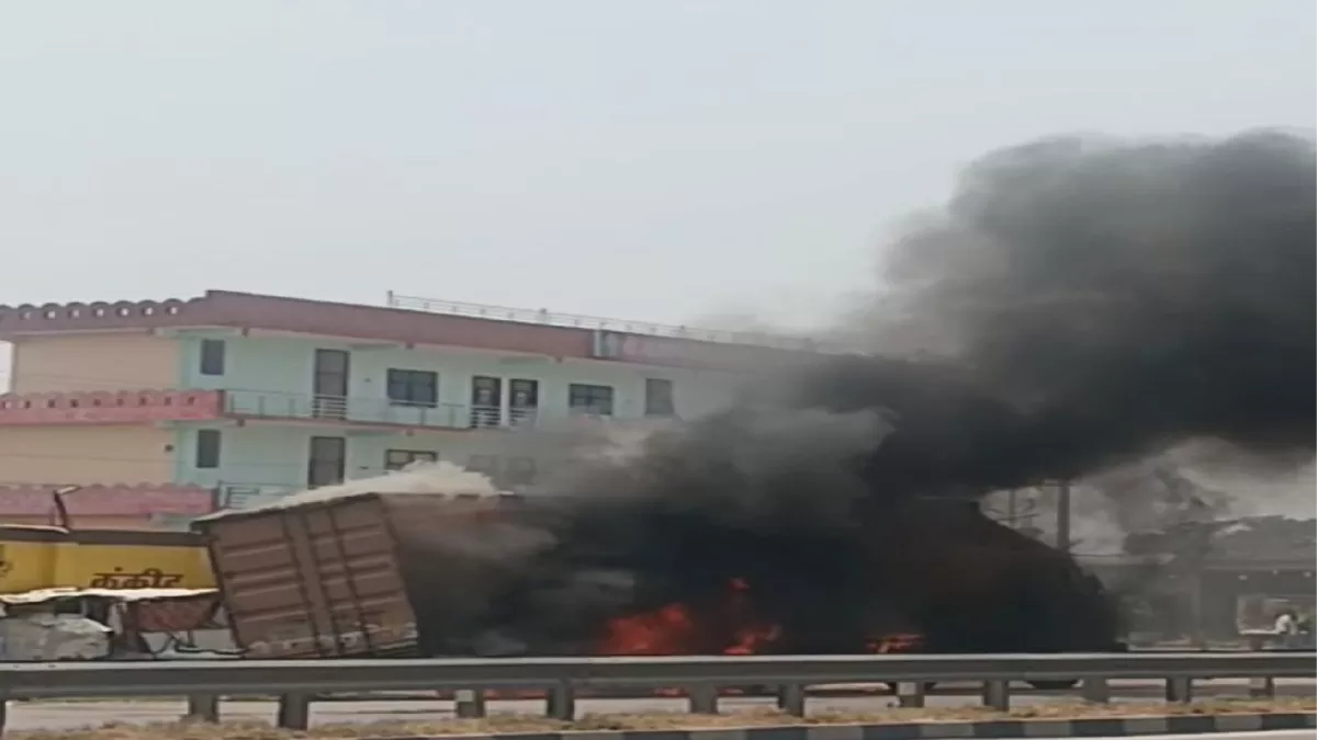 Fatehpur News: खड़े कंटेनर में हाईटेंशन तार छूते ही लगी आग, लाखों के टायर जले, पौन घंटे तक रहा रूट डायवर्जन