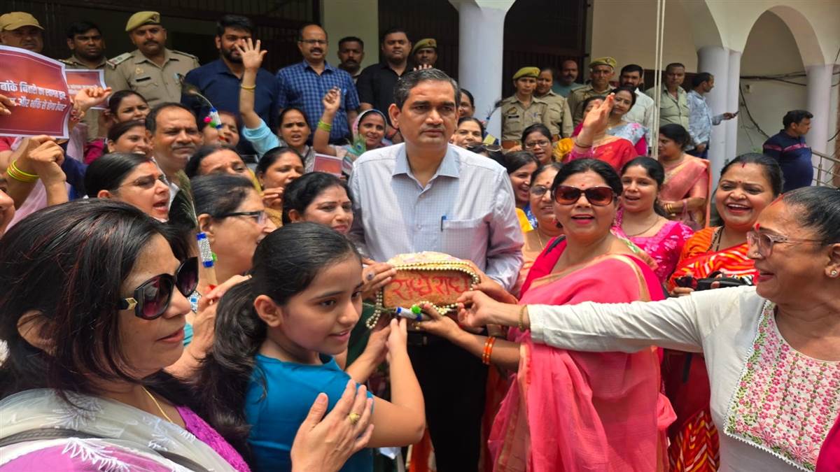 mathura news brajwasis to donate bricks for banke bihari corridor